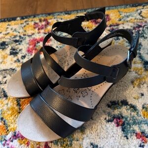 Bear traps sandals size 9 wide